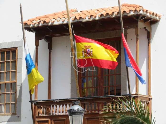 Banderas en las Casas Consistoriales de San Juan/TA.